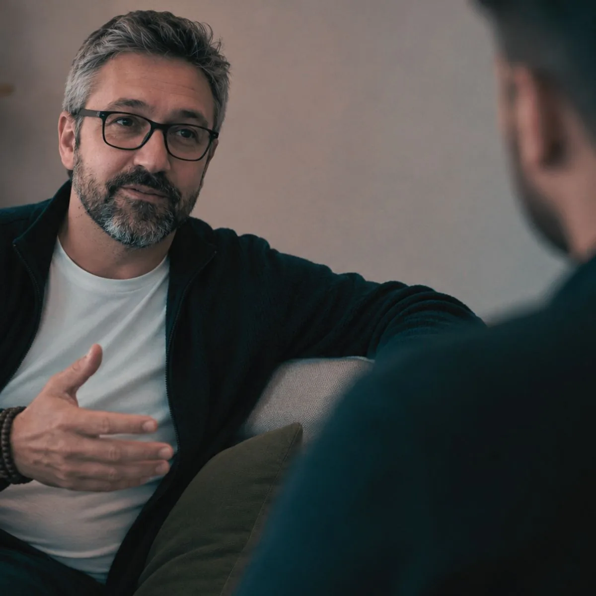 Pedro Berbel, fondateur de DEZVOLTA, en échange avec un professionnel